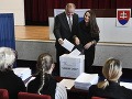 Na snímke zľava prezident SR Andrej Kiska s manželkou Martinou vhadzujú obálky s hlasovacími lístkami do volebnej schránky počas volieb do orgánov samosprávnych krajov vo volebnej miestnosti na mestskom úrade v Poprade.