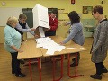 Na snímke členovia okrskovej volebnej komisie spočítavajú hlasy po skončení volieb do orgánov samosprávnych krajov v Komárne
