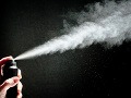 Vianočná nálada v Žiline: FOTO Majiteľ auta dostal darček, vulgárne nápisy a prepichnuté pneumatiky