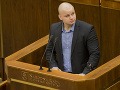 Mazurek opäť šokuje: Poliačika vyzval na pästný súboj, tvrdý odkaz Nicholsonovej