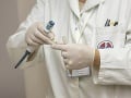 Šokujúce zistenie v Rumunsku: Doktor vykonával plastické operácie, vykľul sa z neho podvodník