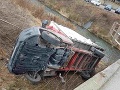 VIDEO Zrážky dodávky s vlakom: Vodič odignoroval kolos a vošiel na priecestie, stal sa zázrak
