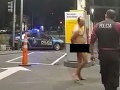 VIDEO Na benzínku prišiel nahý muž a žiadal ľudí o pomoc: S TÝMTO by ste ho poslali do...