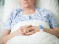 Mestskí policajti poskytli prvú pomoc vážne zranenej seniorke, zakopla o lavičku