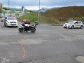 Záchranári zasahujú v Starých Horách pri nehode dvoch áut a motocykla