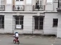 Matka nakrúcala svojho syna (5) pri bicyklovaní: VIDEO zachytilo aj hrôzu v okne