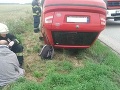 Hasiči opäť zasahujú: Havária a prevrátené auto na streche