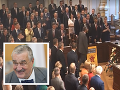 Rozruch a smiech v českej Snemovni: VIDEO Schwarzenberg ponížil Miloša Zemana