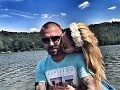 Futbalista odsúdený za porno škandál je už na slobode: Vyzdvihla si ho frajerka!