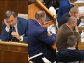 Facebook, chat, inzeráty aj sms! FOTO Poslanci si krátia chvíle v práci s mobilmi