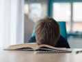 Na hluchého žiaka (6) začali civieť spolužiaci: Keď sa dozvedel prečo, išiel sa prepadnúť od hanby