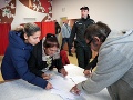 Prvý volebný incident v Košiciach, preveruje ho polícia: FOTO Mužovi ukázali, koho má voliť