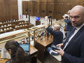 Richard Sulík na parlamentnom balkóne. 