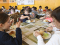 Získať pracovníkov do školských kuchýň je takmer nemožné, upozorňujú karloveské školy