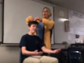 Bizarný prípad z USA: VIDEO Šialený čin učiteľky, študentom začala na hodine strihať vlasy