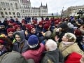 FOTO V Budapešti je rušno: Protest pred parlamentom, demonštranti prerazili policajný kordón