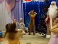 Strašné VIDEO z vianočnej besiedky: Dedo Mráz sa bláznil s deťmi, náhla smrť pred ich očami