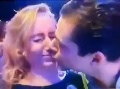 Mladíkov novoročný bozk skončil MEGA trapasom: VIDEO Blondínku takmer striaslo od hnusu!