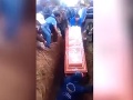 VIDEO Pozostalí zostali na pohrebe v nemom úžase: Stačil jediný krok nosiča rakvy a... katastrofa!