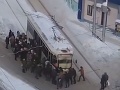 Mesto zažíva snehovú apokalypsu: VIDEO Doprava nefunguje, ľudia vybavujú pluhmi svoje autá