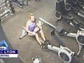 VIDEO Dievčina (21) cvičila v posilňovni, zrazu sa zrútila na zem: Nebyť jednej veci, už je mŕtva