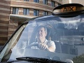Taxikár viezol starších manželov: Z ich perverzného rozhovoru išiel do kolien, pôjdete aj vy!
