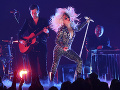 VIDEO Veľký trapas speváckej superstar: Lady Gaga spadla počas tancovania s fanúšikom z pódia