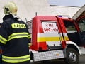 AKTUÁLNE Hasiči zasahujú pri požiari bytovky v Hnúšti, evakuácia 17 osôb