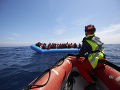 Africkí migranti čakajú v Africkí migranti čakajú v