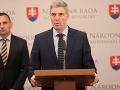 Zákaz spievania cudzej hymny rozdúchal dávno zabudnuté vášne: Bugár hrozí koncom koalície
