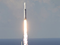 Elonovi Muskovi sa darí: Jeho spoločnosť úspešne vypustila najnovšiu raketu Falcon Heavy
