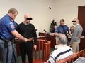 Holanďania, ktorí zmlátili čašníka v Prahe, sa postavili pred súd: Detaily brutality, hrozí im 18 rokov