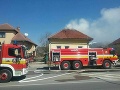 AKTUÁLNE V Liptovskom Mikuláši horí strecha rodinného domu, FOTO hasiči zasahujú