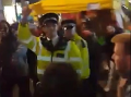Ruky hore? Nie, ruka hore! VIDEO Britskí policajti dokázali, že nie sú nijakí suchári