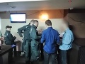 Policajti zatkli muža, po Policajti zatkli muža, po