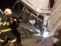 Desivé FOTO z nehody pri Košiciach: Po náraze skončil kamión v priekope, vodičovi išlo o život