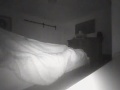 Otec mal už dlhšie pocit, že sa v jeho spálni deje niečo záhadné: VIDEO malo odhaliť desivú pravdu