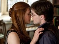 Bonnie Wright a Daniel Radcliffe ako zamilovaná dvojica z Harryho Pottera. 
