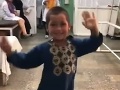 Chlapec (5) na VIDEU z kliniky je hviezdou internetu: Zvládol viac, ako znesú niektorí dospelí
