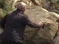 VIDEO Záhadný nápis na skale vo Francúzsku: Mestečko ponúka 2000 eur tomu, kto ho rozlúšti