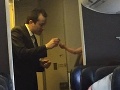 FOTO Pasažieri v nemom úžase: Stewardovi sa podarilo TAKTO upokojiť plačúce dieťa v lietadle