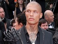 Šok na červenom koberci v Cannes: Najsexi väzeň sveta odkopol pracháčku?!