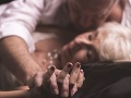Muž (67) mal kombinovaný sex s manželkou: Nakazila ho análnym parazitom!