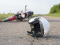Vážna nehoda v Milhosti: Motorkára zrazilo auto, utrpel ťažké zranenie