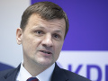 Danko nech sa dlho neteší z najvyššieho stožiara pred parlamentom, vyhráža sa šéf KDH Hlina