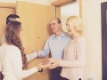 Dievčina predstavila priateľa svojim rodičom: Keď mladík (21) zbadal jej matku, skamenel od hrôzy