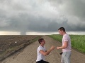 Mladík pred zúriacim tornádom požiadal svojho priateľa o ruku: FOTO jedinečného momentu