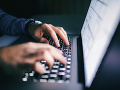 Zatkli 277 Číňanov, sú podozriví z online podvodov: Pôvodne mali zatknúť štyroch