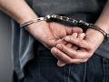 Muž znepríjemňoval život obyvateľom Pereša smeťami i streľbou: Polícia ho vzala do väzby