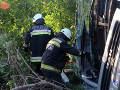 Pri nehode v Česku sa zranilo 14 ľudí: Autobus zišiel z cesty priamo do stromu